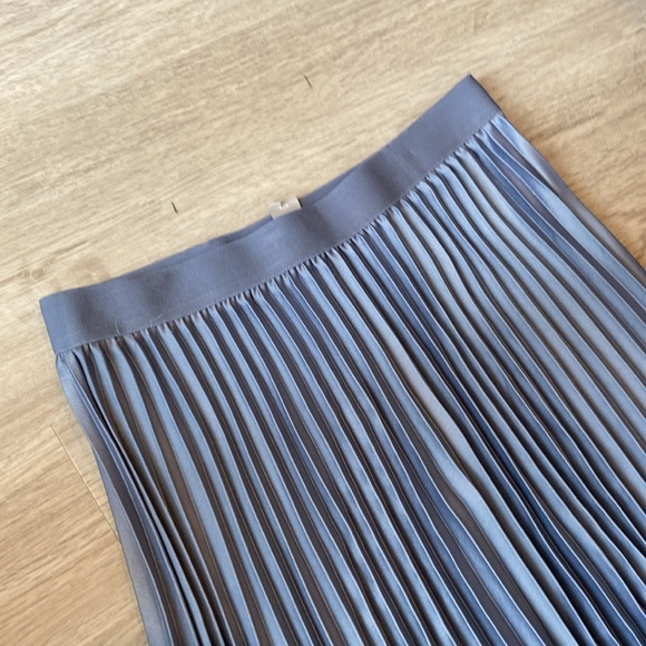 H&M | Blue pleated midi skirt | Size Medium - Picture 2 of 4